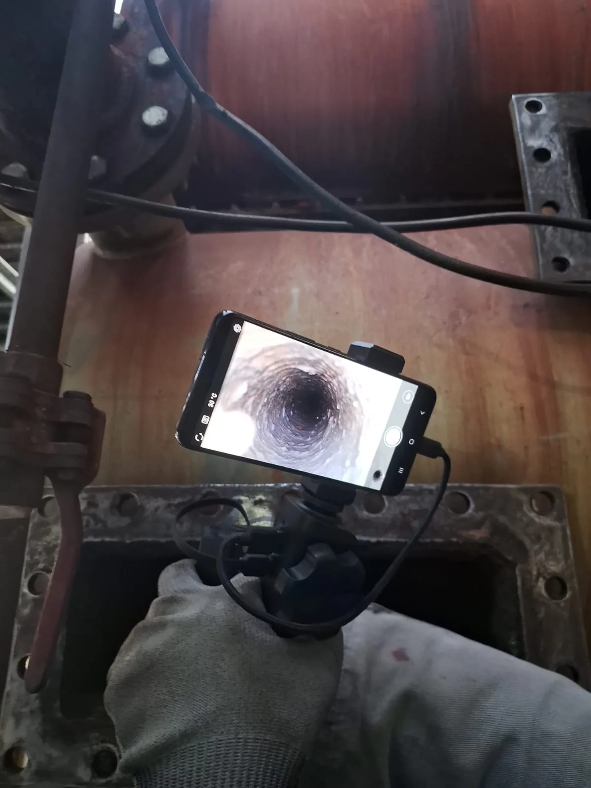 Inspeção interna por boroscopia exibida em monitor portátil