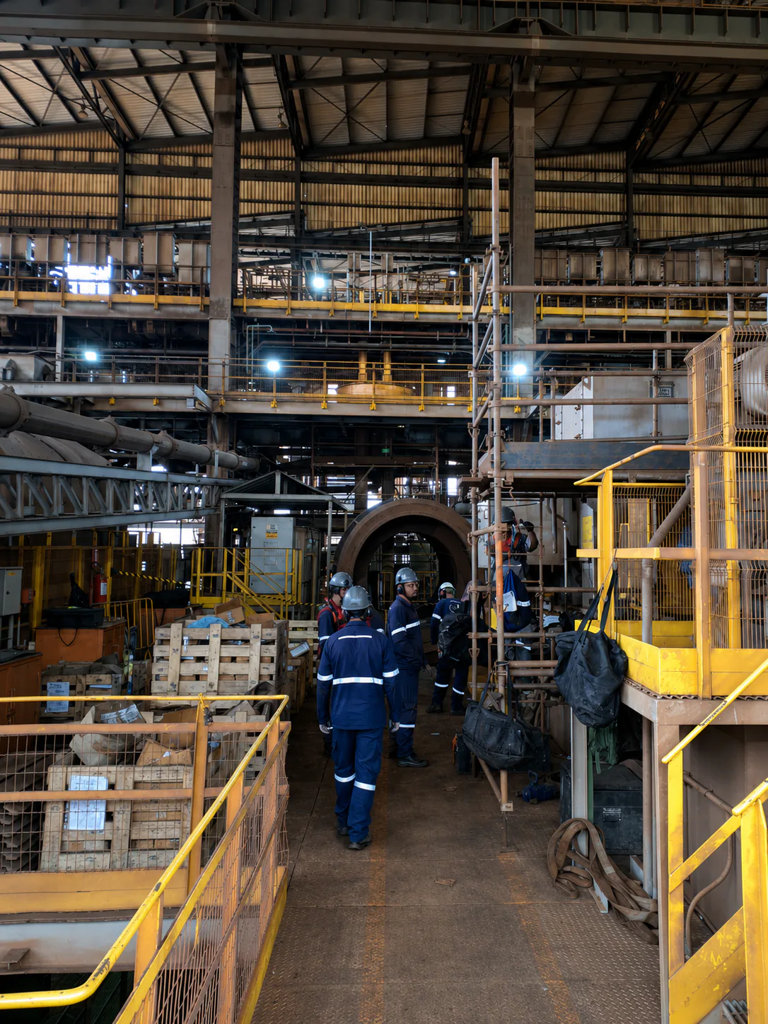 Equipe técnica da ULTRAENG reunida em uma instalação industrial
